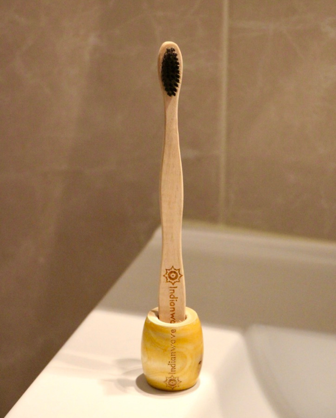 Brosse à dents en bois de Neem (avec socle en bois)