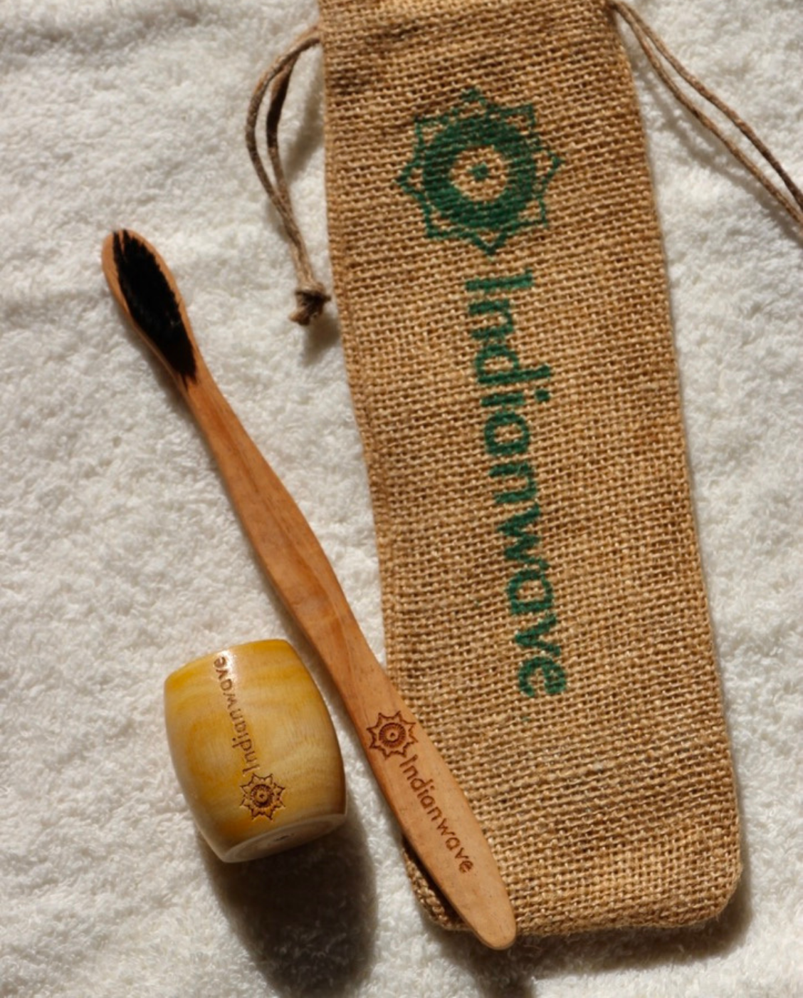 Brosse à dents en bois de Neem (avec socle en bois)