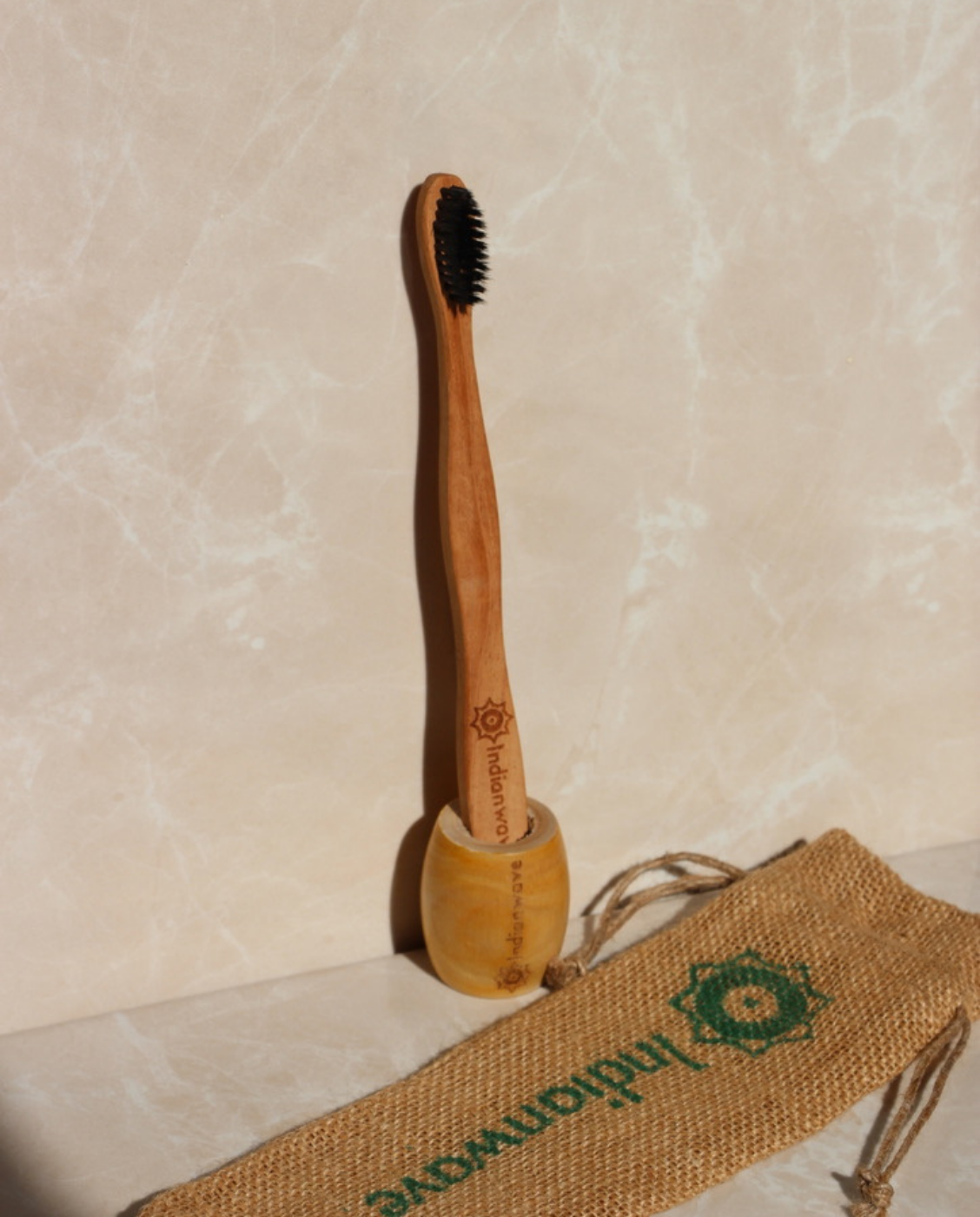 Brosse à dents en bois de Neem (avec socle en bois)